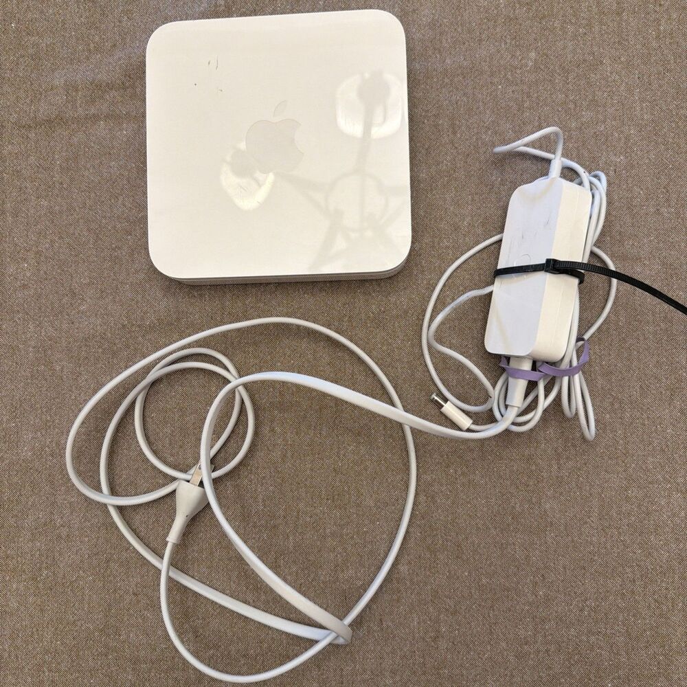 Apple A1301 - AirPort Extreme Base Station - Wireless N Router + power supply